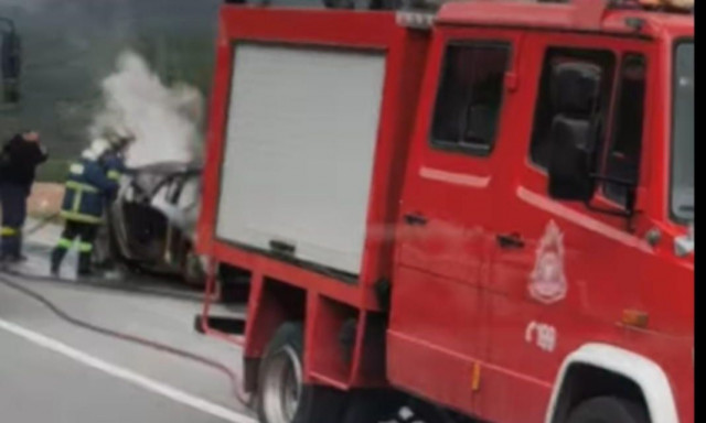 Κρήτη: Αυτοκίνητο πήρε φωτιά εν κινήσει στον ΒΟΑΚ - Δείτε εικόνες