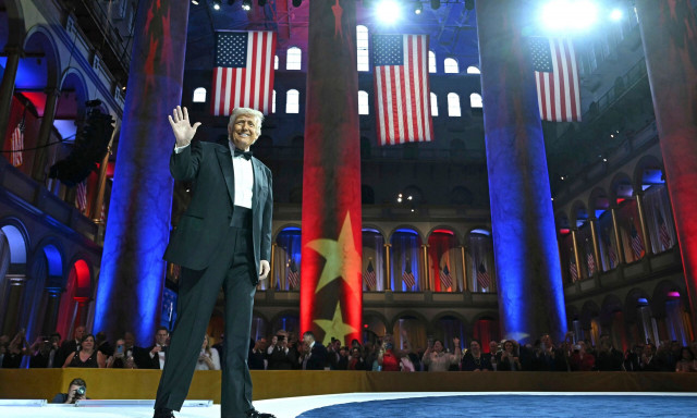 Νέο «χτύπημα» Τραμπ στην Κίνα: Τριπλάσιοι δασμοί σε πακέτα αξίας κάτω των 800 δολαρίων