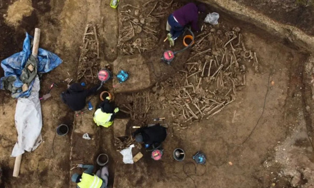 Η ανακάλυψη εκατοντάδων πτωμάτων κάτω από ένα γήπεδο ποδοσφαίρου έχει αναστατώσει την Ευρώπη