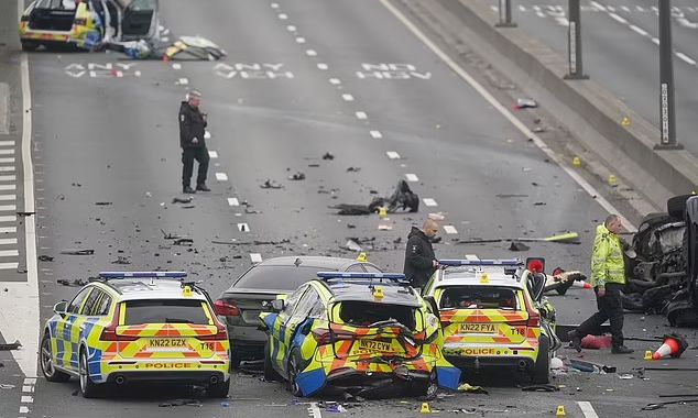 Καταστροφική αστυνομική καταδίωξη: Καραμπόλα 5 περιπολικών και 2 ΙΧ με 5 τραυματίες