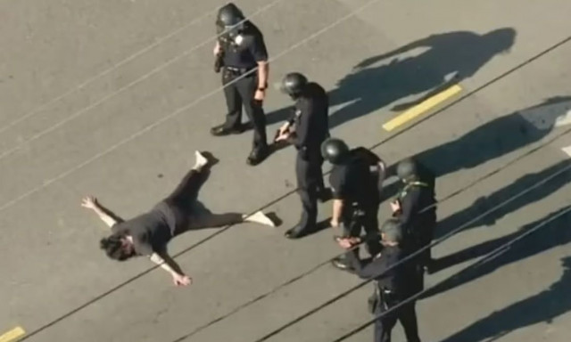 Σκηνές «Φαρ Ουέστ» στο Λος Άντζελες: Αστυνομικοί πυροβόλησαν σύζυγο ροκ σταρ της δεκαετίας του '90