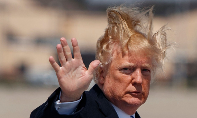 Τραμπ:Επανέφερε με διάταγμα την πίεση του νερού για να μπορεί να φροντίζει... τα «όμορφα μαλλιά» του