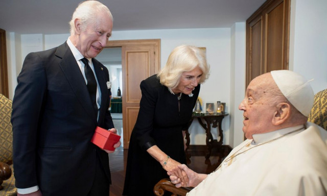 Bασίλισσα Καμίλα: Γιατί φόρεσε μαύρα στην ακρόαση με τον Πάπα - Το «προνόμιο του λευκού»