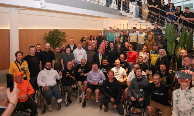 Στην Ουκρανία αιφνιδιαστικά ο πρίγκιπας Χάρι: Συναντήθηκε με θύματα πολέμου