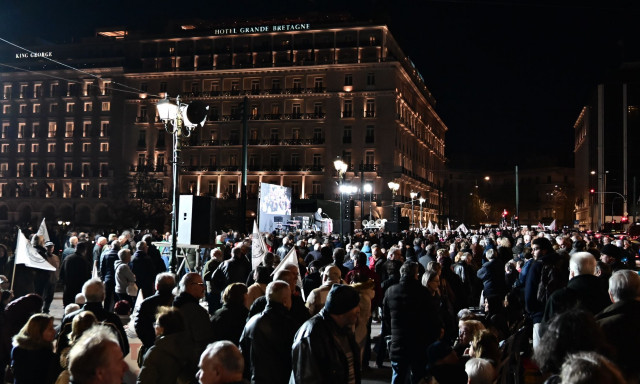 Συγκέντρωση συνταξιούχων στο Σύνταγμα – Θα παραμείνουν στο δρόμο όλη τη νύχτα