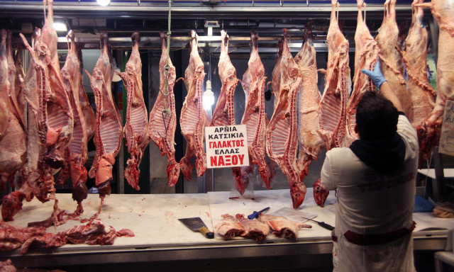 Από το βοσκοτόπι στην αγορά: Πόσο κοστίζει φέτος το πασχαλινό κρέας - Πού οφείλεται η διαφορά