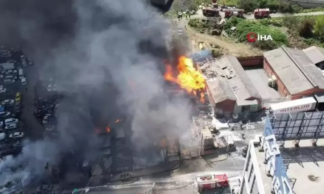 Τουρκία: Τεράστια φωτιά σε αποθήκη χημικών - Ακούγονται εκρήξεις, στάχτη πολλά οχήματα