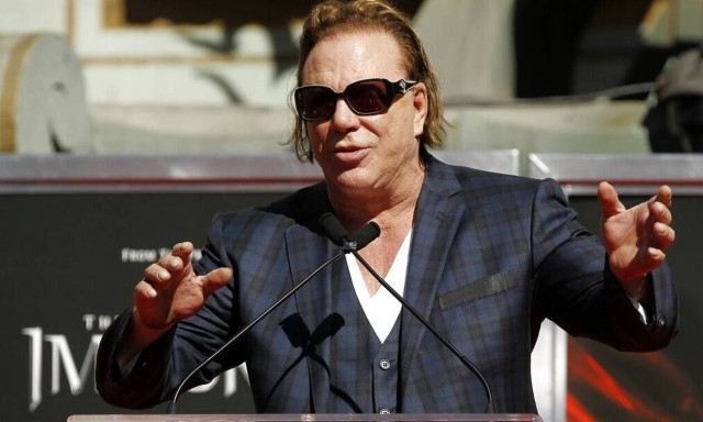 Μίκι Ρουρκ: «Εχω χρόνια αϋπνία εξαιτίας του τραύματος της κακοποίησης που βίωσα ως παιδί»