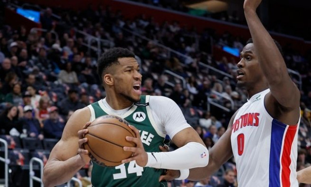 Γιάννης Αντετοκούνμπο: Νέο τριπλ νταμπλ ο «Greek Freak», με Πέισερς στα playoffs οι Μπακς