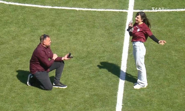 Είπε το ναι: Πρόταση γάμου στο ημίχρονο του ΑΕΛ – ΠΑΣ Γιάννινα