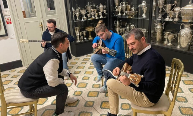 Ο Έλληνας που διδάσκει τους Τούρκους διπλοπενιές