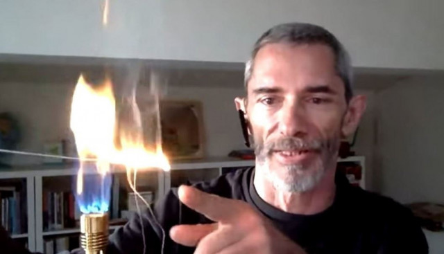 Κώστας Λακαφώσης: Έκαψε on air έλαια σιλικόνης - Το πείραμα που έκανε