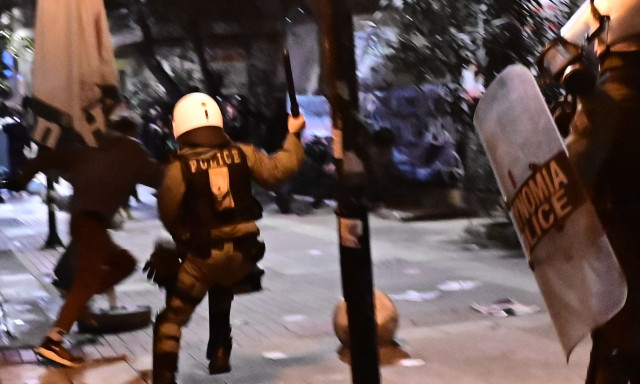 «Μπαράζ» εκρήξεων στα Εξάρχεια: Τραυματίστηκε αστυνομικός από τις μολότοφ