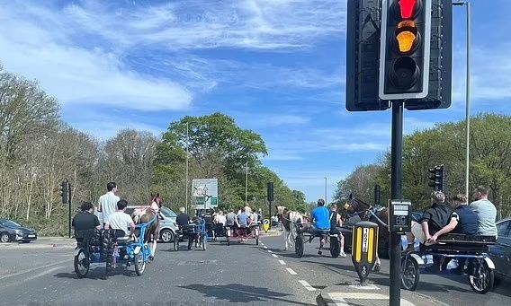 Αγγλία: «Χάος» στους δρόμους του Σάρρεϋ με 100 άμαξες που ξεχύθηκαν στους δρόμους