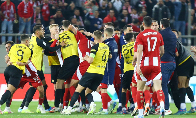 Ολυμπιακός – ΑΕΚ: Επίθεση στους ποδοσφαιριστές από μη διαπιστευμένους καταγγέλλει η «Ένωση»