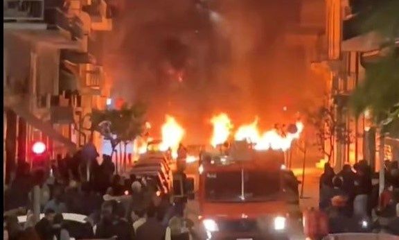 Εξάρχεια: Επίθεση με μολότοφ κοντά στο Αστυνομικό Τμήμα - Κάηκαν αυτοκίνητα και κάδοι αποριμμάτων