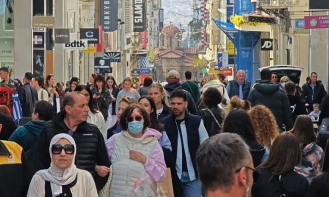 Ανοικτά τα μαγαζιά: Το αδιαχώρητο στην Ερμού και το εμπορικό κέντρο