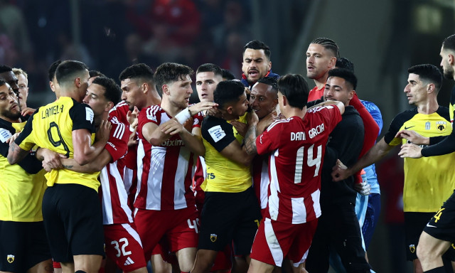 Ολυμπιακός - ΑΕΚ: Σοβαρά επεισόδια μετά το τέλος του ντέρμπι - Ρινγκ ο αγωνιστικός χώρος