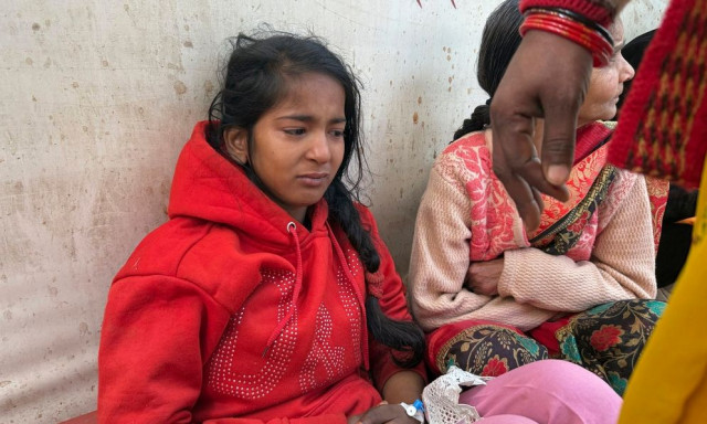 Ινδία: Έδιωξαν μαθήτρια με περίοδο από την τάξη - Έδωσε εξετάσεις στα σκαλιά