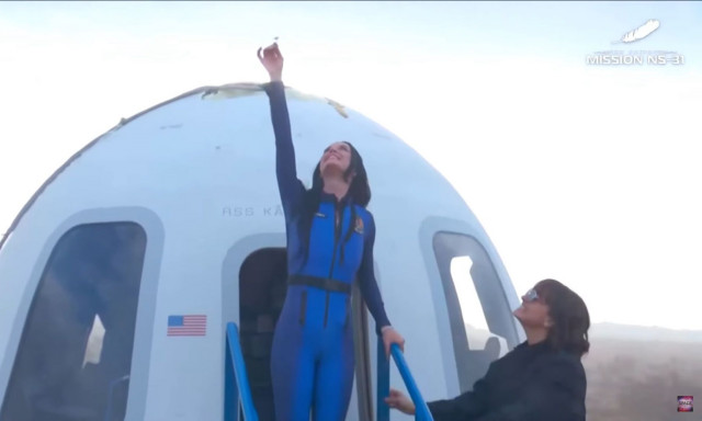 Katy Perry, Lauren Sanchez και άλλες τέσσερις γυναίκες ολοκλήρωσαν «ιστορική» αποστολή στο διάστημα