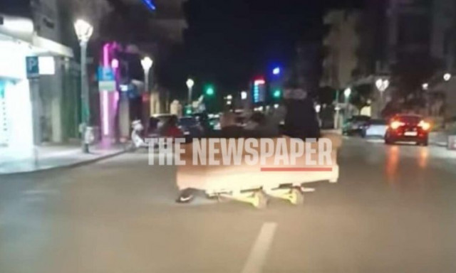 Βόλος: Εισαγγελική έρευνα για τους νεαρούς που έβαλαν καναπέ πάνω σε πατίνια και πήγαν βόλτα