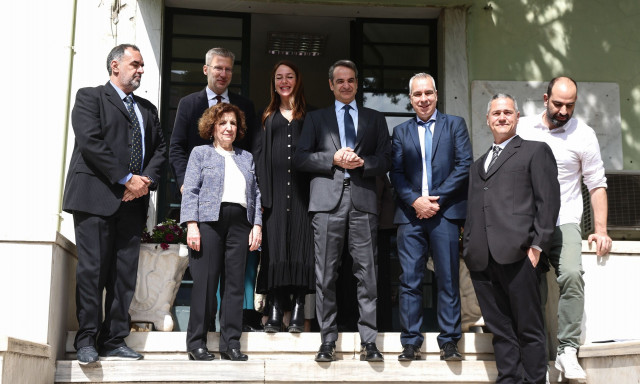 Επίσκεψη Μητσοτάκη στο Ίδρυμα Κωφών: Ανακοίνωσε επίδομα 391 ευρώ για όλους