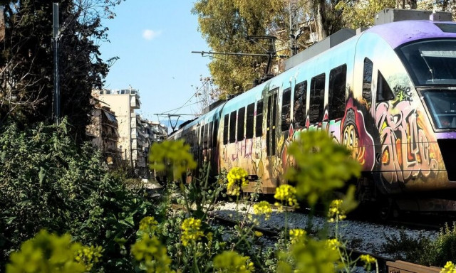 Χαλκίδα: Ο οδηγός του φορτηγού παραβίασε την μπάρα ενώ έκλεινε και συγκρούστηκε με τον Προαστιακό