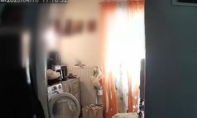 Θεσσαλονίκη: Βίντεο ντοκουμέντο αποκαλύπτει την δράση διαρρήκτριας που εισέβαλε σε διαμέρισμα