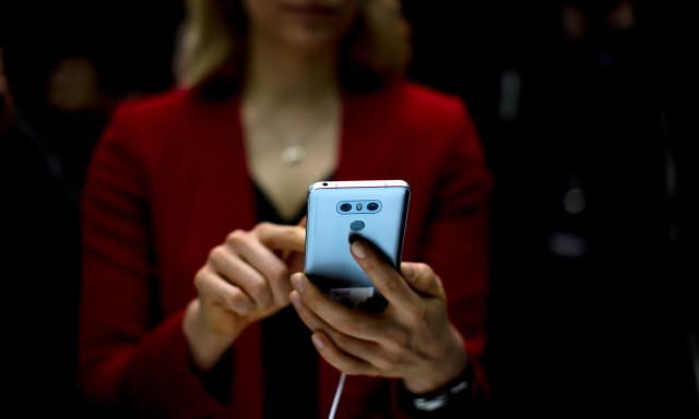 Νέα μελέτη αλλάζει τα δεδομένα για τη χρήση smartphone και τον κίνδυνο γνωστικής έκπτωσης