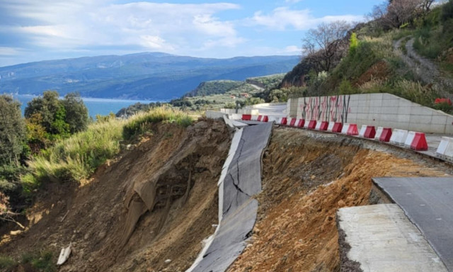 Θεσσαλία: Κατέρρευσε ο νέος επαρχιακός δρόμος που ενώνει Λάρισα με Μαγνησία πριν παραδοθεί