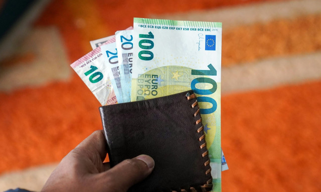 Δώρο Χριστουγέννων 2025: Νωρίτερα η πληρωμή του - Πότε θα μπουν τα χρήματα στους λογαριασμούς