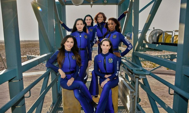 Επέστρεψαν στη Γη οι 6 γυναίκες της Blue Origin: To ταξίδι των 11 λεπτών στο διάστημα