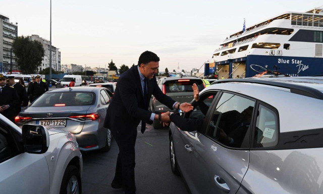 Πασχαλινή παρουσία Κικίλια στο λιμάνι του Πειραιά – Ανάμεσα σε επιβάτες και πλοία