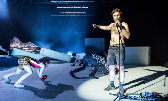 Απαγόρευση εξόδου από την Τουρκία για ηθοποιό της παράστασης «Τα σκυλιά» του Ανέστη Αζά