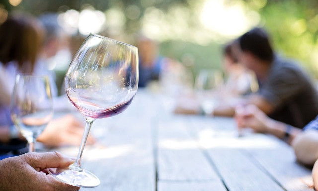 Στο «κόκκινο» οι παγκόσμιες πωλήσεις κρασιού - Στα χαμηλότερα επίπεδα από το 1961