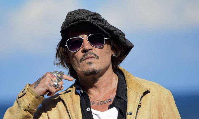 Αγνώριστος ο Τζόνι Ντεπ: Γιατί έγινε γαλανομάτης με γκρίζα μαλλιά και γένια