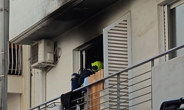 Φωτιά στου Ζωγράφου: Η στιγμή που πυροσβέστες επιχειρούν για την κατάσβεση της