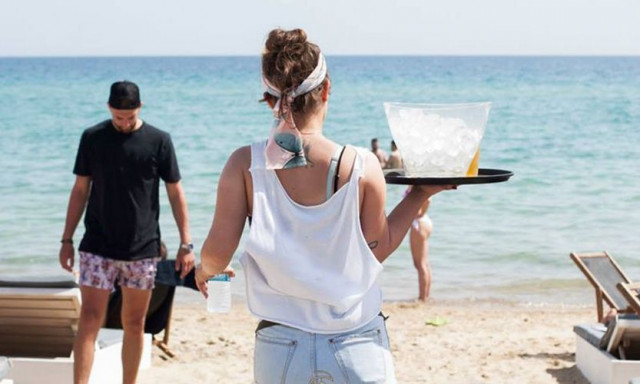 Οι σερβιτόροι στην παραλία του Ρεθύμνου πρώτα κάνουν τον… σταυρό τους και μετά σερβίρουν