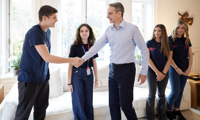 Συνάντηση Μητσοτάκη με μέλη της οργάνωσης Kids Save Lives: «Όλοι μπορούμε να σώσουμε μία ζωή»