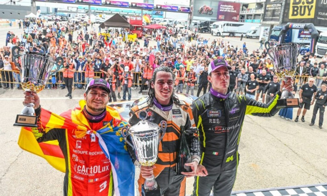 Ο Θωμάς Κρασώνης «έγραψε» ιστορία! Έγινε ο πρώτος Έλληνας που κερδίζει στο NASCAR