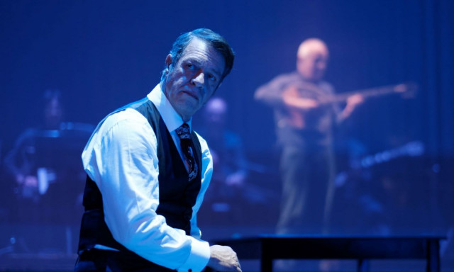 Θέατρο Παλλάς: Λίγες ακόμα παραστάσεις για το «Τα πήρες όλα κι έφυγες – Η ζωή του Στράτου Διονυσίου»