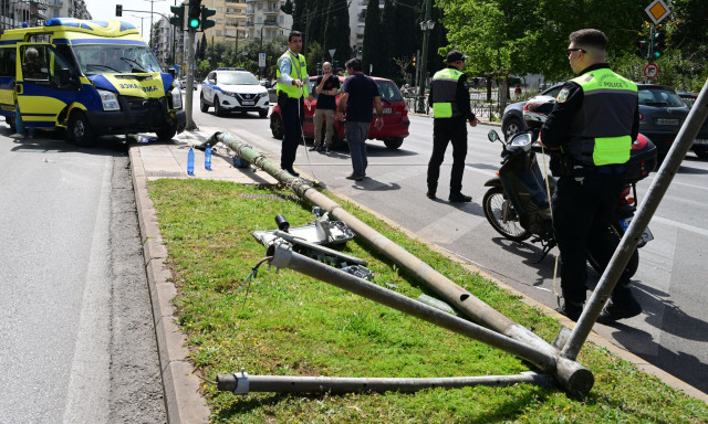 Τροχαίο με ασθενοφόρο: Σοβαρά τραυματισμένες οι δύο γυναίκες που καταπλακώθηκαν από την κολώνα