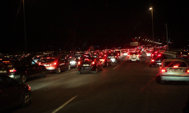 Κίνηση στους δρόμους: Καθυστερήσεις 25 λεπτών στην Αττική Οδό - Αργές ταχύτητες στην Εθνική