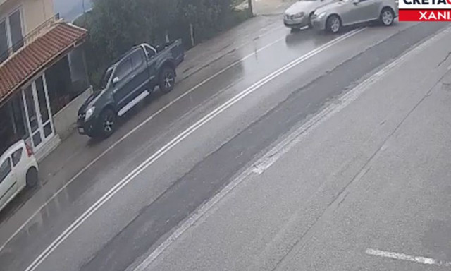 Απίστευτο τροχαίο στα Χανιά: Έπεσε πάνω σε ΙΧ κι έφυγε σαν… κύριος - Βίντεο