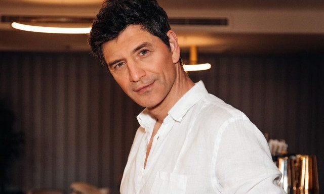 Σάκης Ρουβάς: Μπήκε στην κουζίνα και έβαψε τα πασχαλινά αβγά - Βίντεο με τη διαδικασία βήμα - βήμα