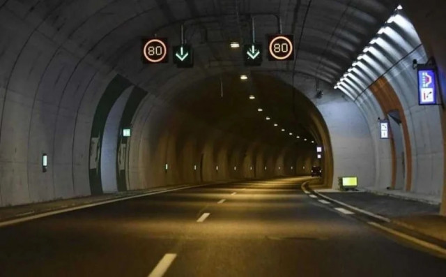 Πάτρα: Ανατροπή νταλίκας στην Περιμετρική - Εκτροπή της κυκλοφορίας μέσω του λιμανιού