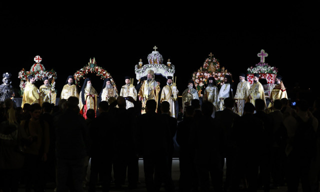 Θεσσαλονίκη: Πέντε Επιτάφιοι ενώθηκαν ξανά στην Αριστοτέλους - Συγκινητική συνάντηση