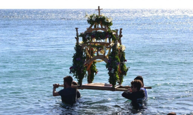 Μεγάλη Παρασκευή: Ο Επιτάφιος «αγγίζει» τη θάλασσα στο Καστράκι της Νάξου