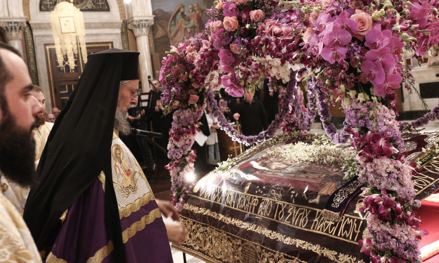 Μεγάλη Παρασκευή: Κατάνυξη και συγκίνηση στην Περιφορά του Επιταφίου στην Αθήνα