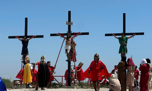 Φιλιππίνες: Πιστοί σταυρώνονται σε αναπαράσταση του Θείου Δράματος